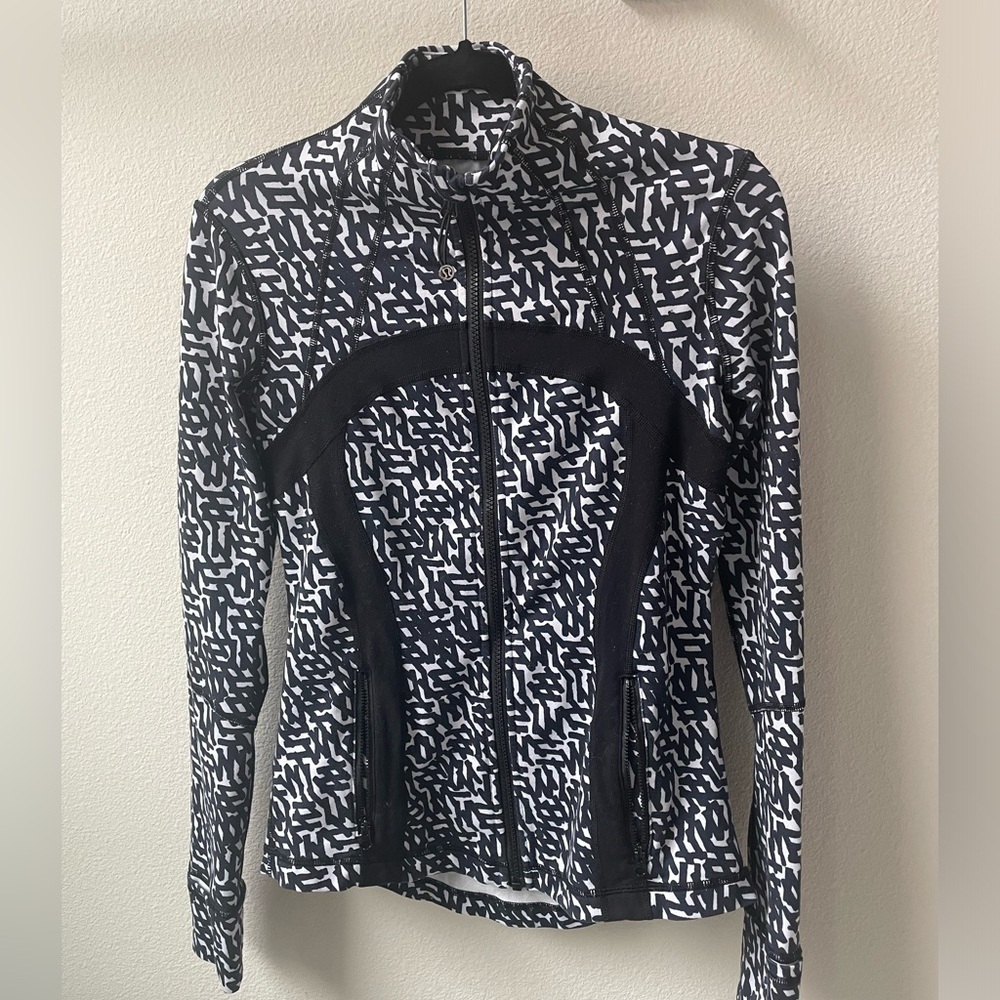 Lululemon Define jacket. Sz 6. Blue & chute pattern.